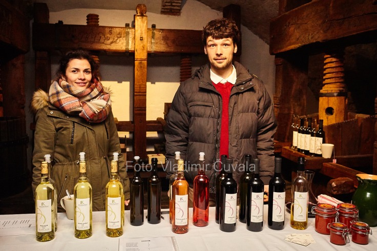 9. ročník otvorených vínnych pivníc v Pezinku. V 24 pivniciach sa predstavilo spolu 34 vinárstiev z Pezinka a okolia. Vinár Lukáš Krasňanský predstavuje svoju produkciu vín v pivniciach Malokarpatského múzea v Pezinku. 11/02/2017 Pezinok.